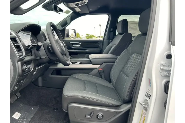 $37720 : Ram 1500 2025 4x2 Big Horn 4 image 9