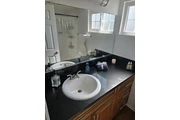 $1300 : Se renta cuarto con baño priva thumbnail