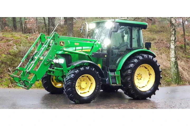 $9000 : Tractor John Deere 5820 image 1