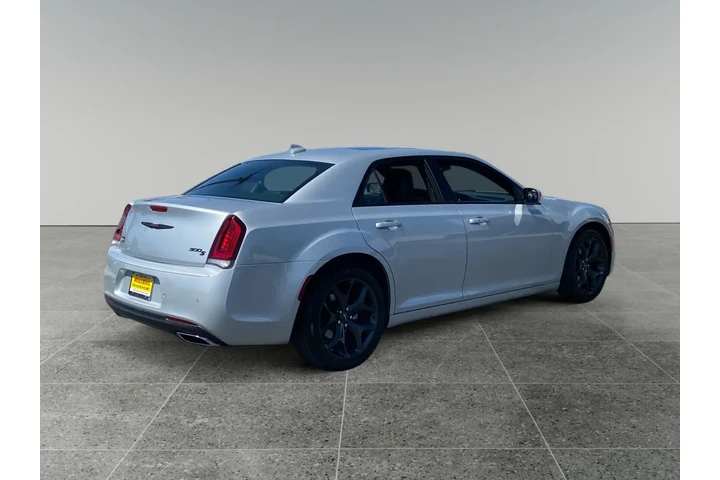 $33089 : Chrysler 300 2023 S V6 4dr S image 5