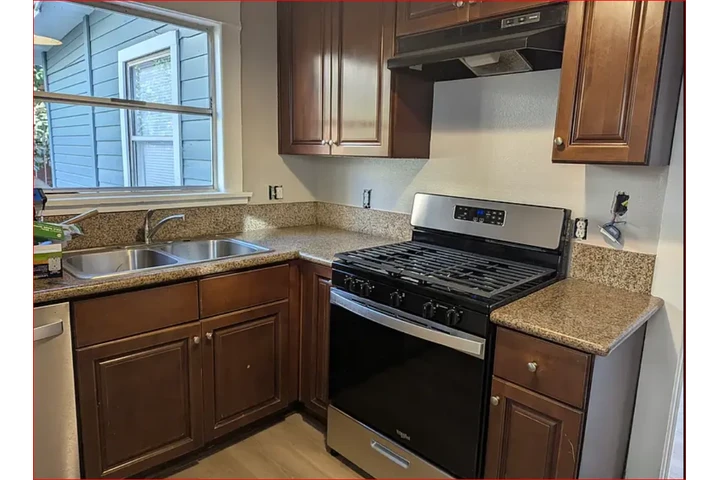 $800 : Esta encantadora casa de 2 dor image 3