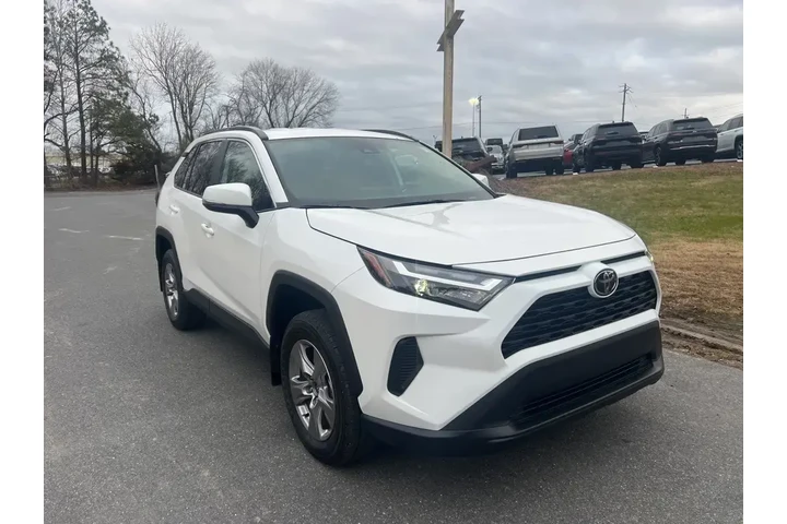 $34777 : Toyota RAV4 2025 AWD XLE 4dr image 3