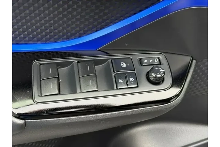 $16995 : Toyota C-HR 2020 XLE 4dr Cro image 9