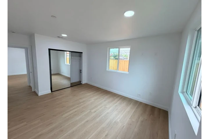 $2500 : 3 Bedroom Home in Van Ness Ave image 4