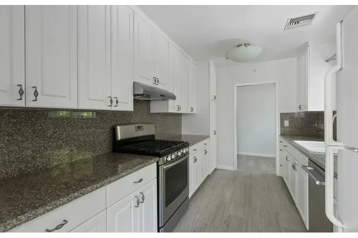 $4000 : 3 bedroom house available image 8