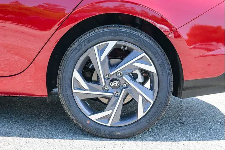 $20000 : Hyundai ELANTRA 2025 SEL Spo image 9