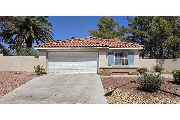 $900 : 3 spacious natural light home image 1