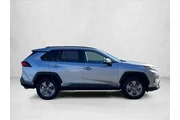 $30500 : Toyota RAV4 2024 AWD XLE 4dr thumbnail
