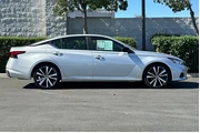 $17998 : Nissan Altima 2020 2.5 SR 4d thumbnail