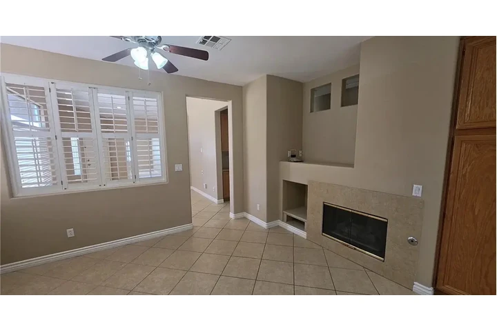$900 : 3 spacious natural light home image 4