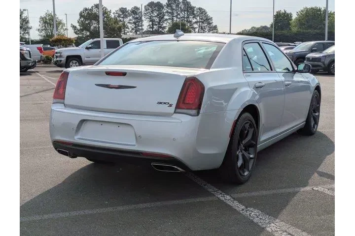 $28450 : Chrysler 300 2023 S V6 4dr S image 6