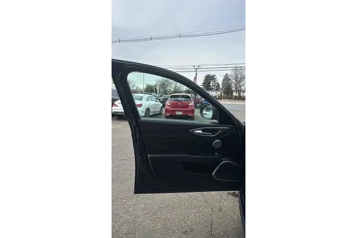 $17877 : Alfa Romeo Giulia 2019 AWD T image 9