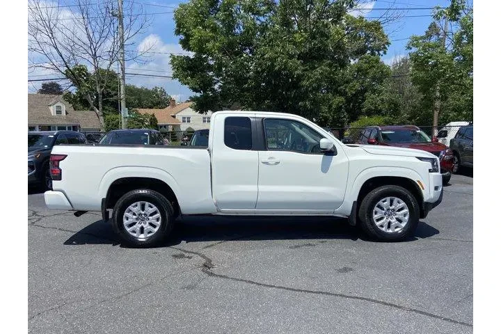 Nissan Frontier 2023 4x4 SV image 3