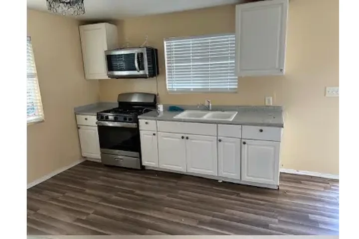 $1800 : SE RENTA image 3