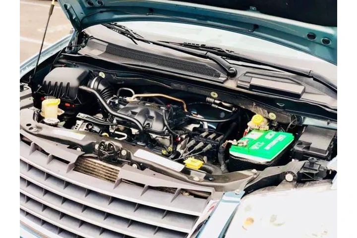 2010 Town and Country Touring image 5