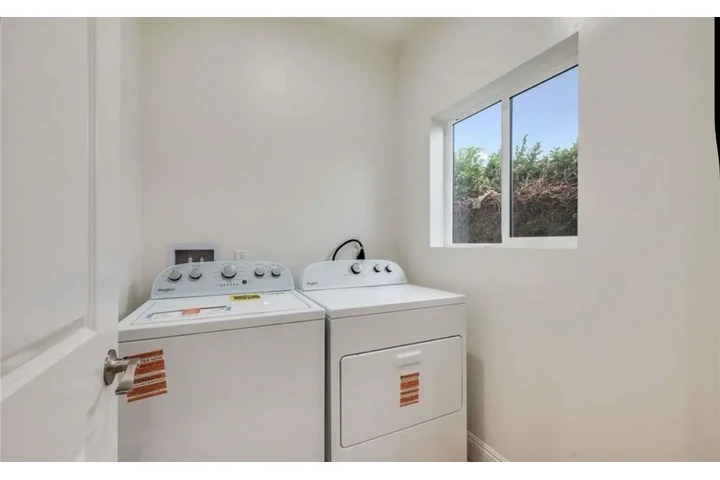 $2100 : 2 Bed House in West Adams Blvd image 5