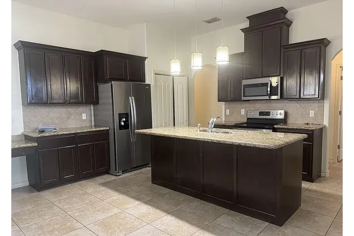 $1570 : HOUSE RENT AVAILABLE LAREDO TX image 5