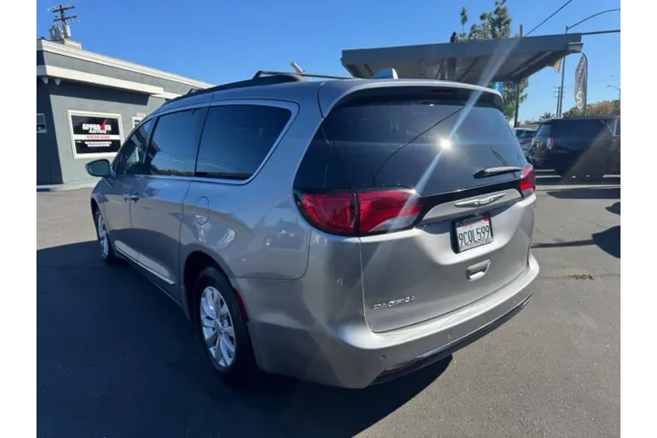 $12998 : 2017 Pacifica Touring-L image 6