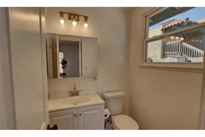 $2450 : 3 Bedroom House in Los Angeles image 10