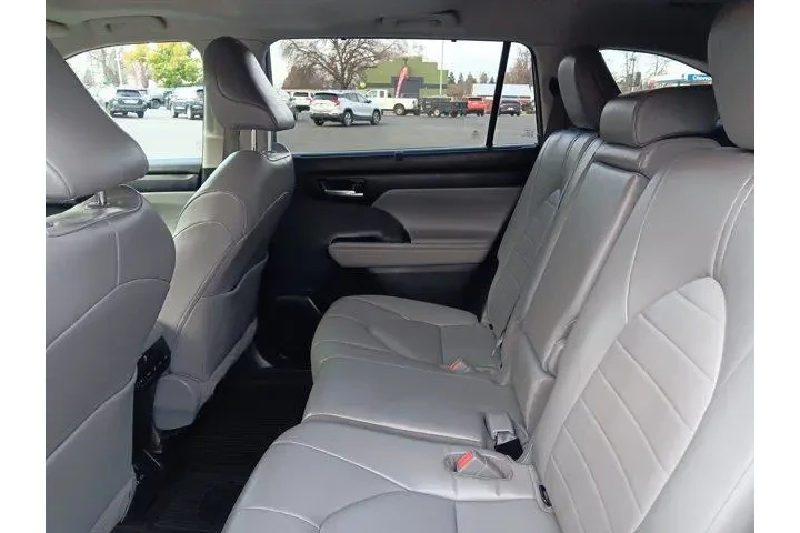 $39995 : Toyota Highlander Hybrid 202 image 8