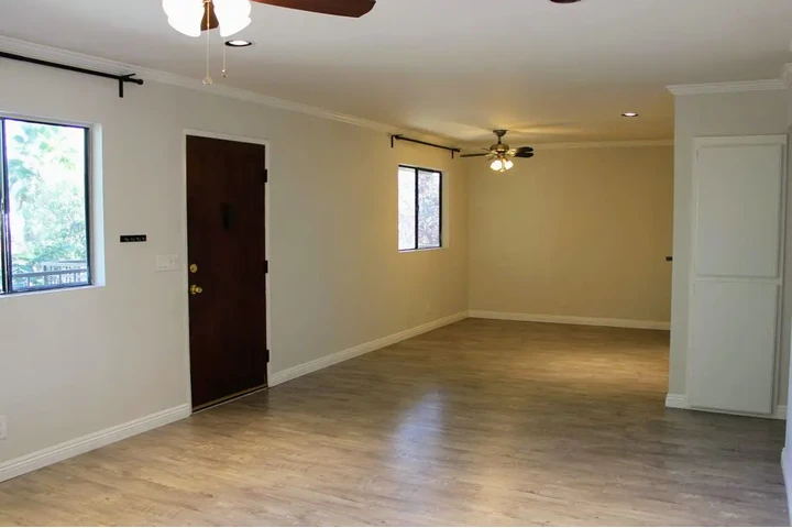 $1050 : Excelente estado Marina, CA image 9