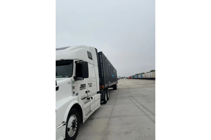 $15000 : SEMITRUCK VOLVO 2016 image 1