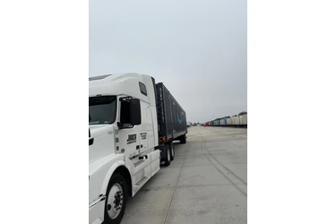 SEMITRUCK VOLVO 2016 en Los Angeles