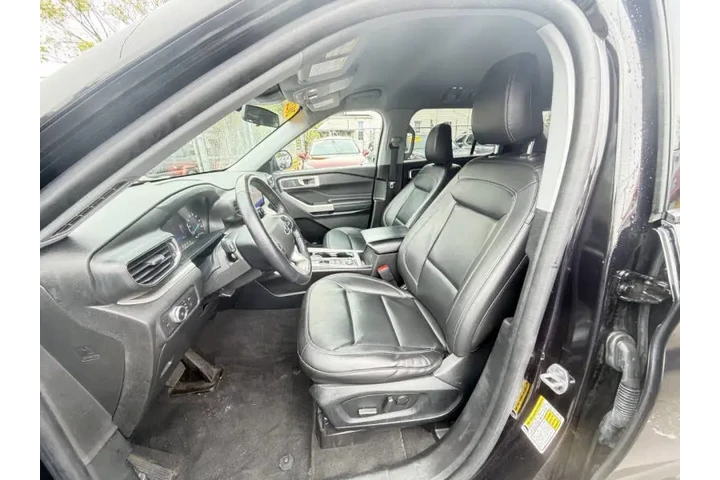 2022 Explorer XLT image 10