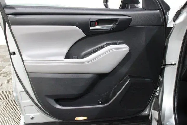 $28998 : Toyota Highlander 2021 XLE 4 image 6