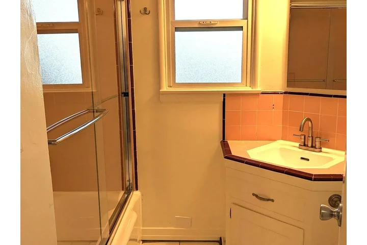 $2356 : COZY SECOND-FLOOR APARTMENT image 9