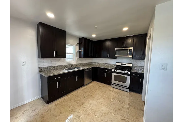 $1100 : Casa unifamiliar de 3 Recamara image 3