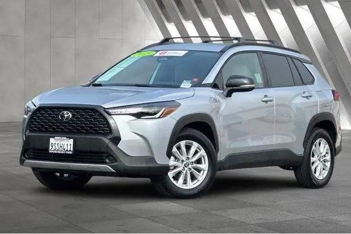 $24500 : Toyota Corolla Cross 2025 LE image 2
