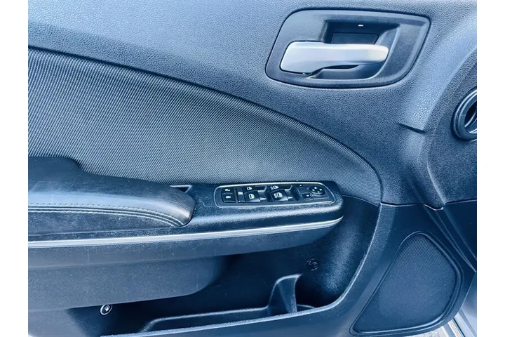 $8995 : 2015 Charger SE image 8