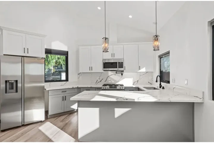 $2430 : 3bed and 2bath Korean town LA image 7