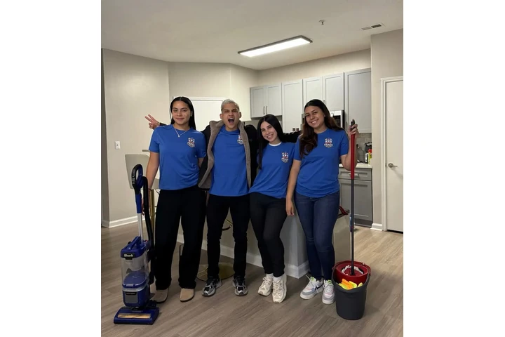 PROFESIONAL DE LIMPIEZA image 1