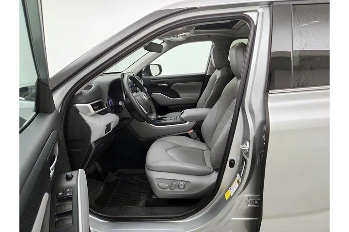 $37998 : Toyota Highlander 2022 AWD X image 4