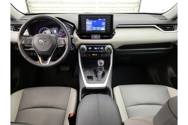 $29998 : Toyota RAV4 2021 AWD XLE Pre image 9