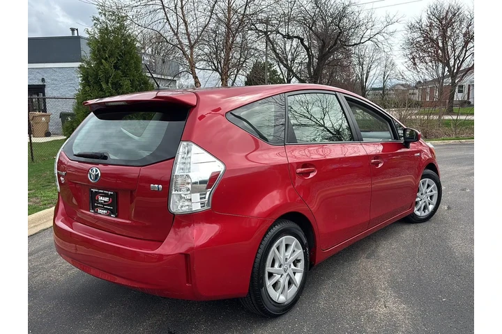 $13989 : 2012 Prius v Three image 10