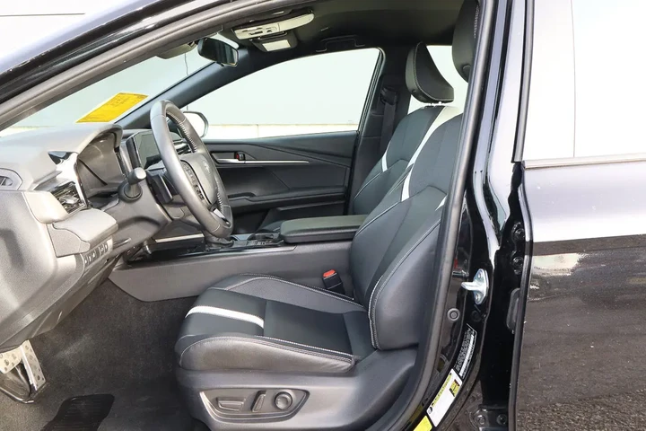 $27488 : 2025 Camry SE image 7