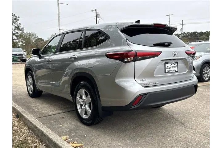 $31707 : Toyota Highlander 2023 L 4dr image 4