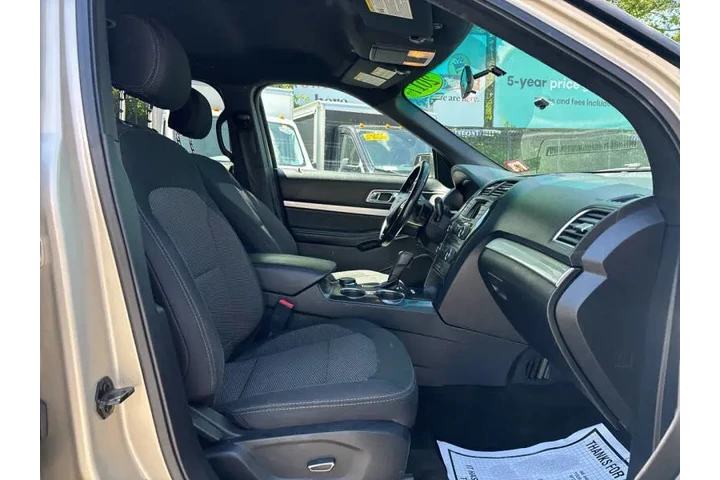$16999 : 2017 Explorer XLT image 9