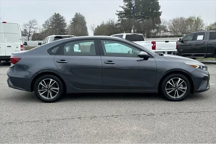 $15990 : Kia Forte 2023 LXS 4dr Sedan image 3