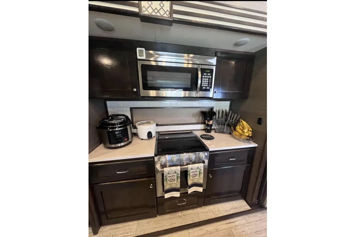 $1500 : Renta RV lujoso y moderno image 2