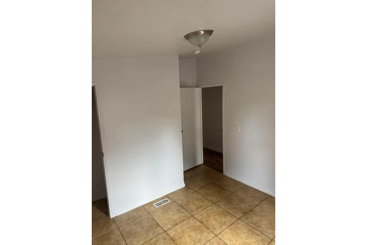 $1100 : Rento cuarto en Anaheim image 8