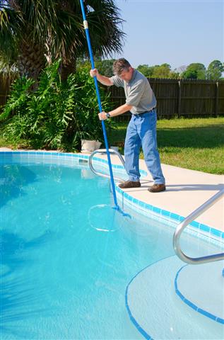 Tecnico limpieza de piscina image 1