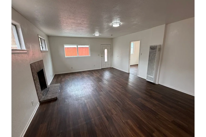 $800 : Single family home has 3 bedro image 9