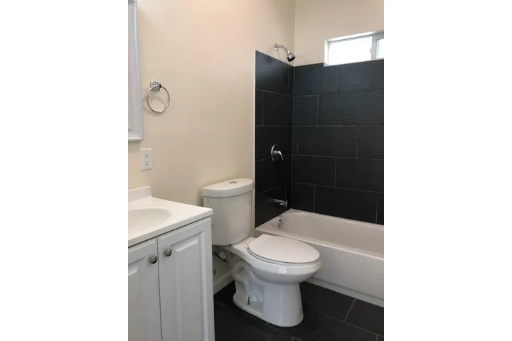 $3550 : CASA DÚPLEX DE 4 RECS. EN L.A. image 5
