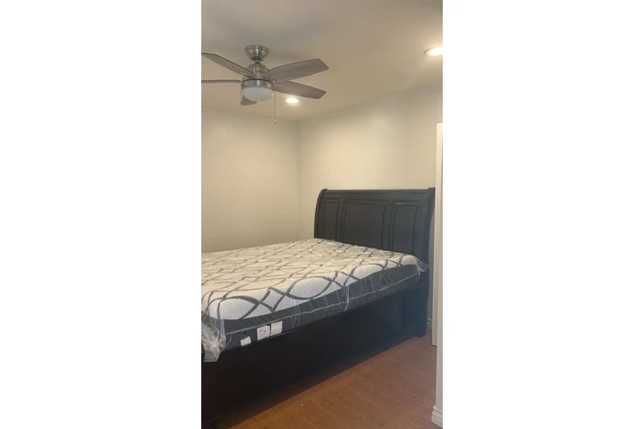 $1050 : Rento cuarto image 3