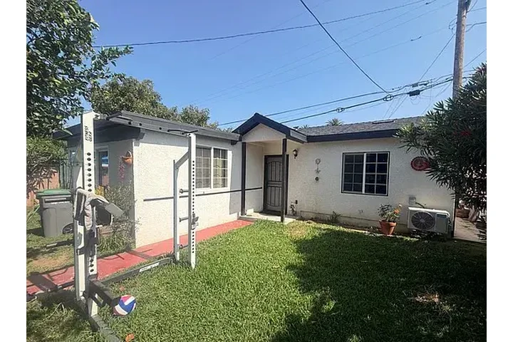 $1799 : Busco casa para rentar image 1
