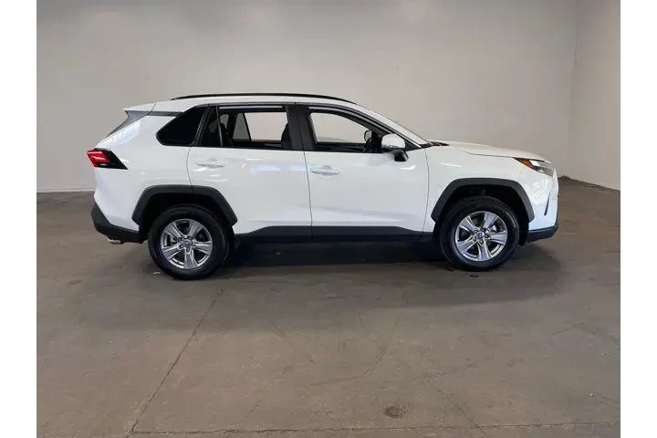 $31534 : Toyota RAV4 2025 AWD XLE 4dr image 2